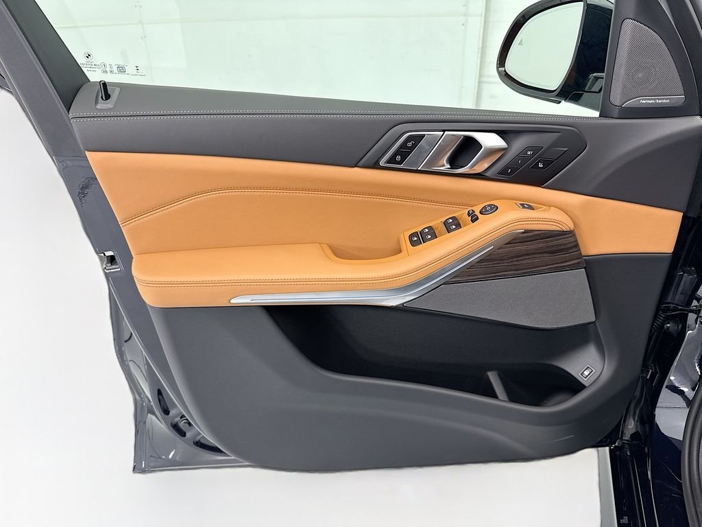 New 2026 Carbon Black Metallic BMW xDrive50e image 23