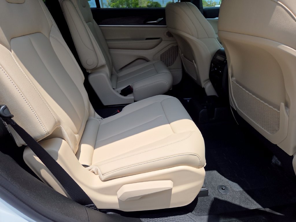 New 2026 Bright White Clear-Coat Exterior Paint Jeep Limited image 18