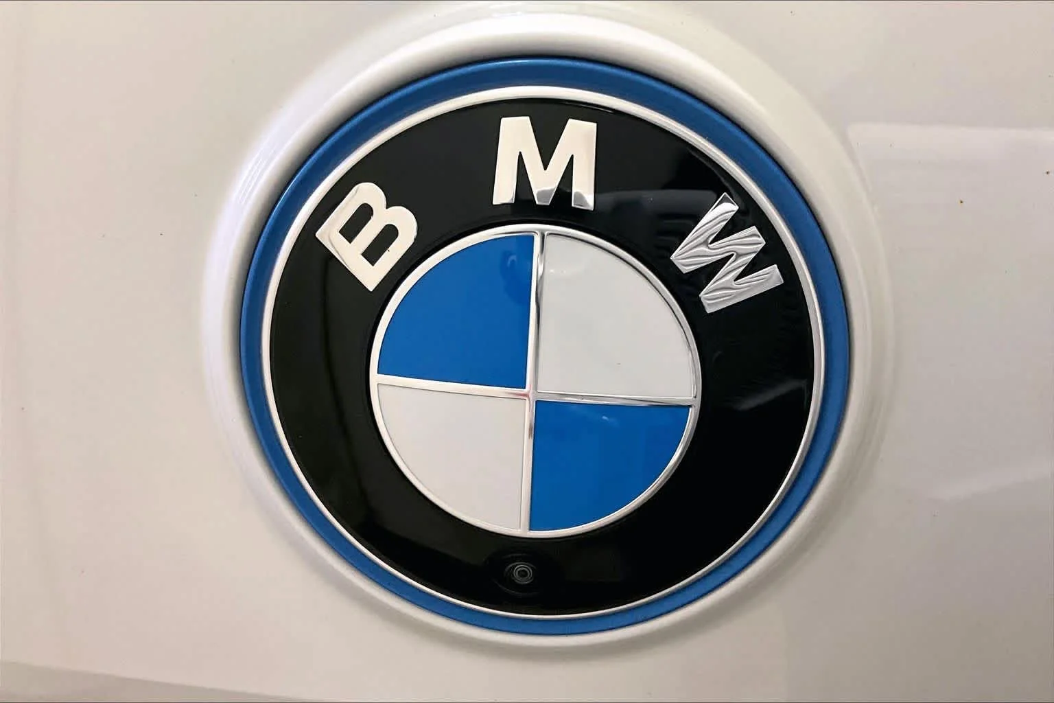 Certified Used 2025 Mineral White Metallic BMW xDrive50 image 29