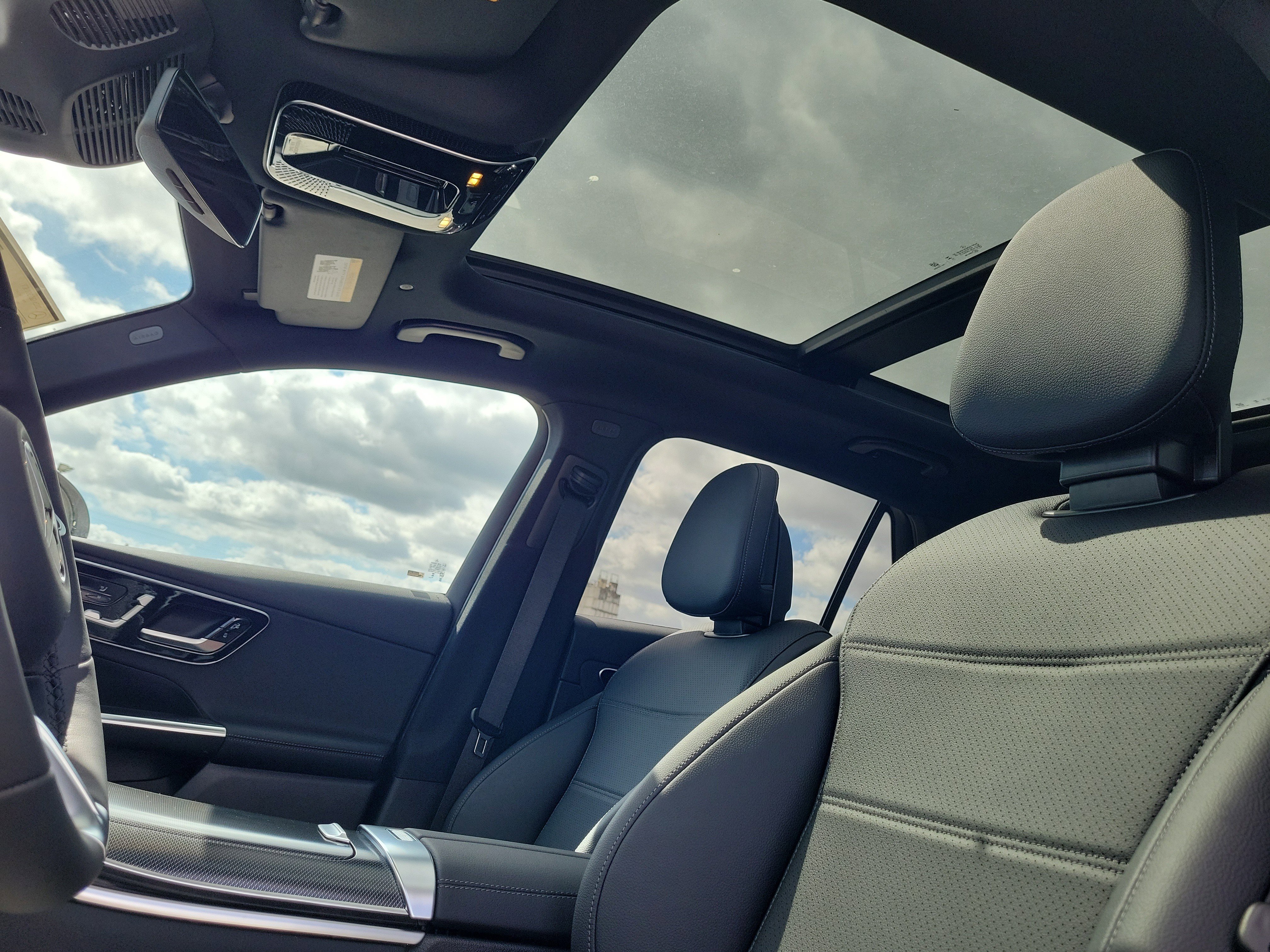 New 2026 MANUFAKTUR Moonlight White Metallic Mercedes-Benz GLC 300 image 47