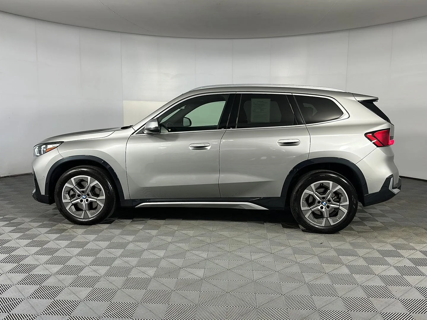 Used 2024 Space Silver Metallic BMW xDrive28i image 5