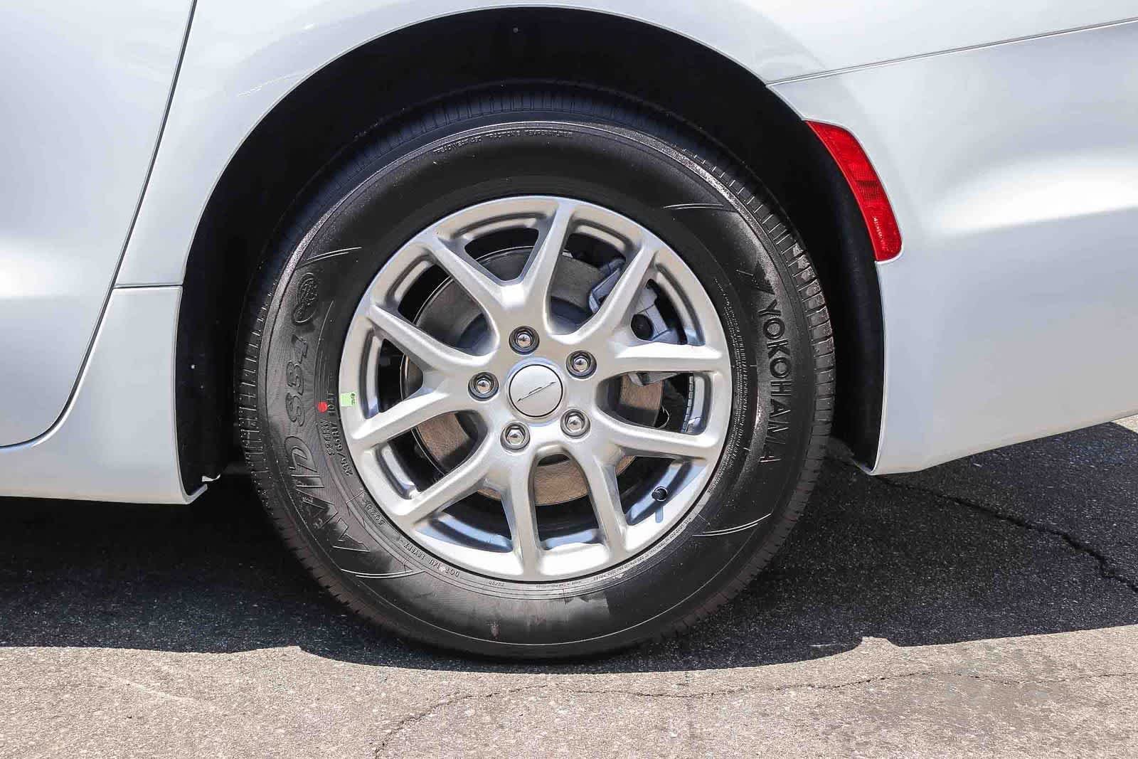 New 2027 Bright White Clear-Coat Exterior Paint Chrysler Select image 11