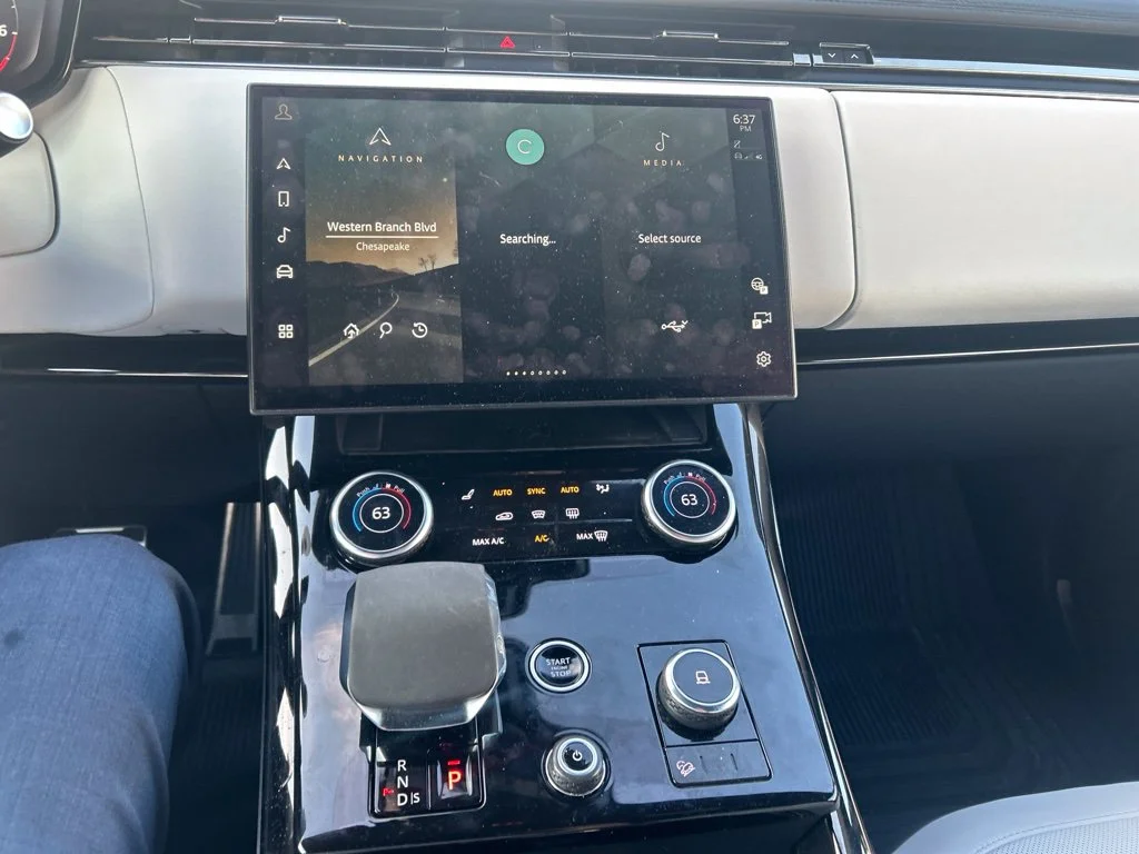 Used 2023 White Land Rover SE Dynamic image 19