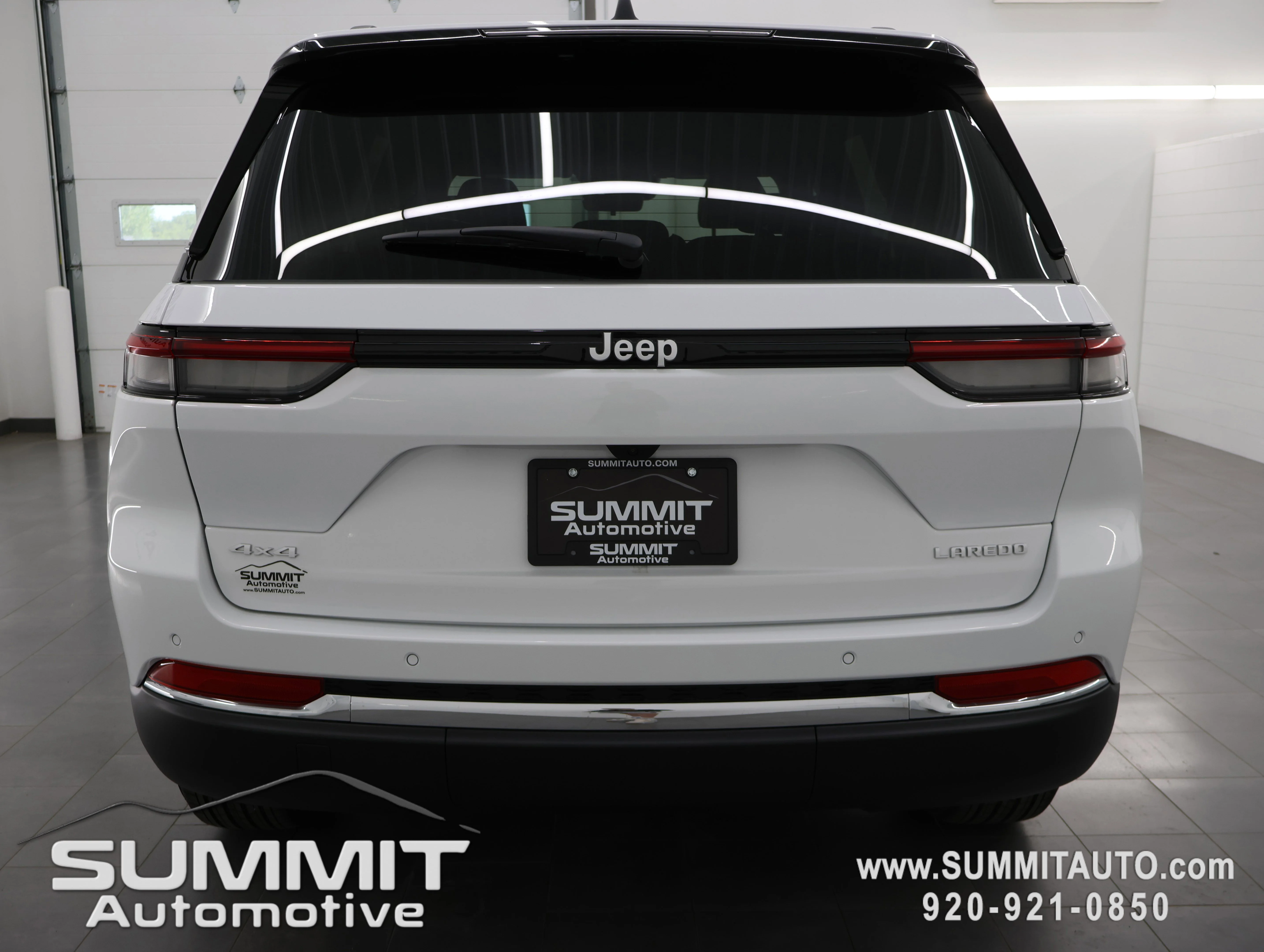 New 2026 Bright White Clear-Coat Exterior Paint Jeep Laredo X image 27