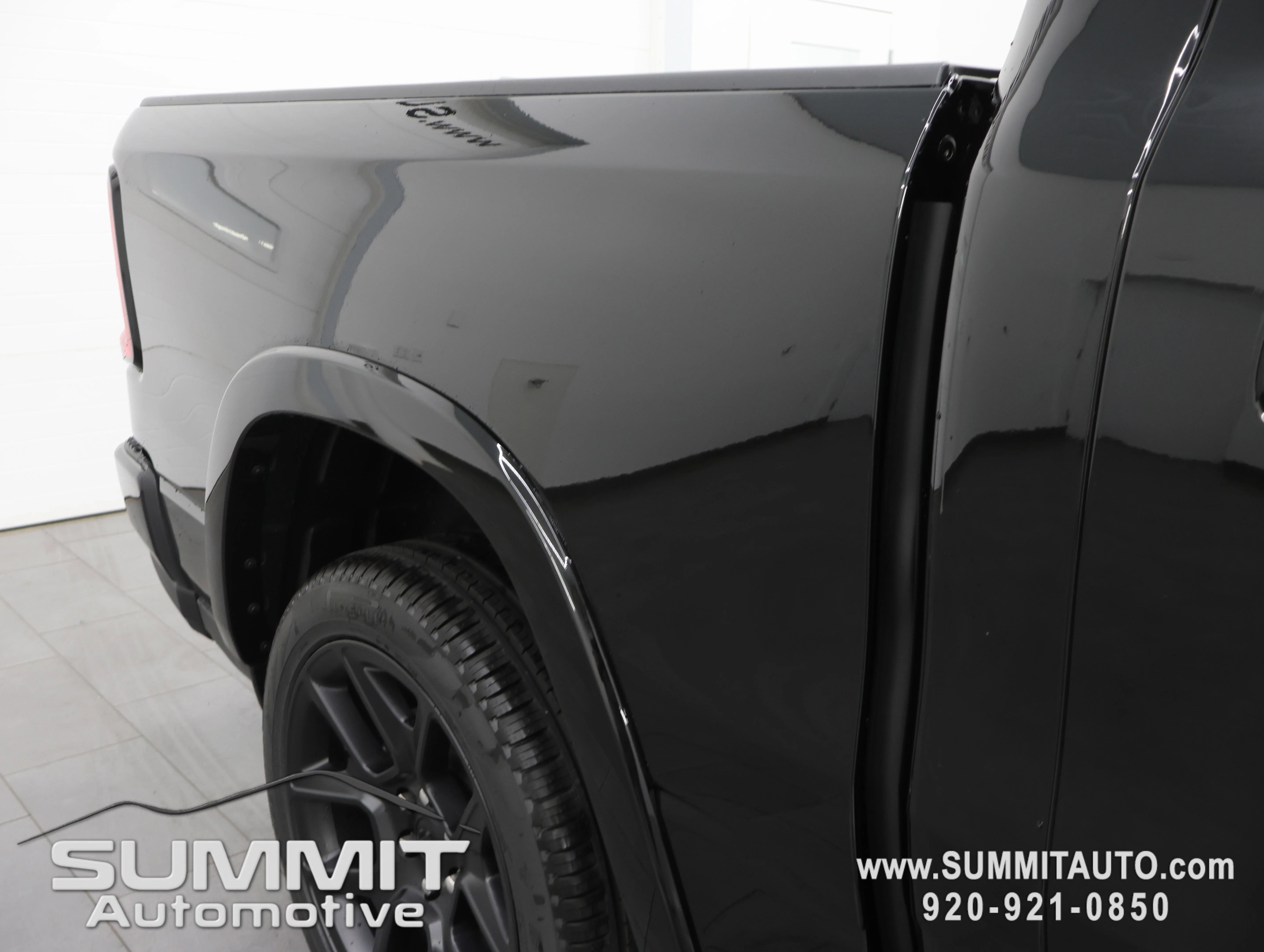 New 2026 Diamond Black Crystal Pearl-Coat Exterior Paint RAM Laramie image 28