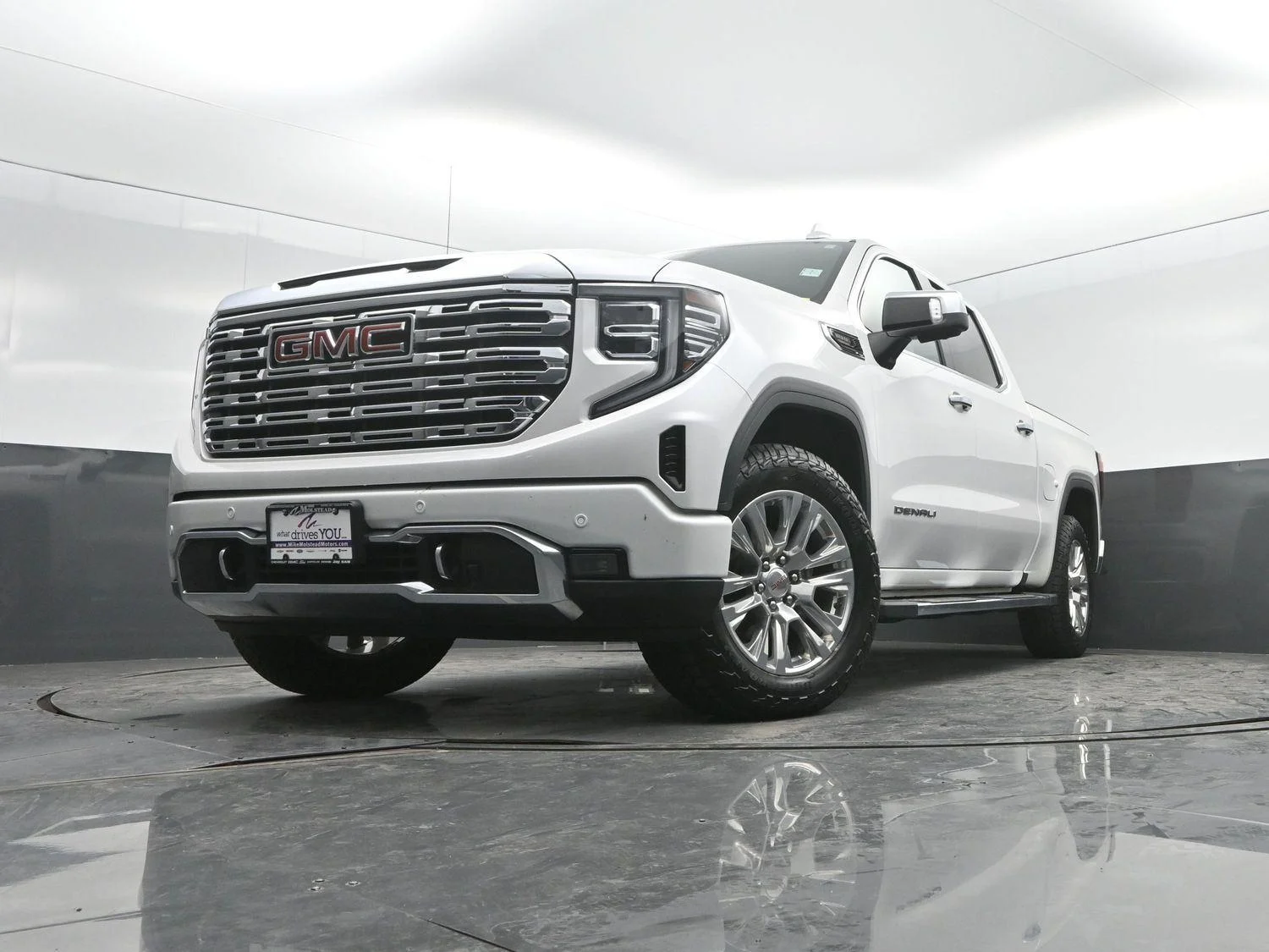 Used 2024 White Frost Tricoat GMC Denali image 50