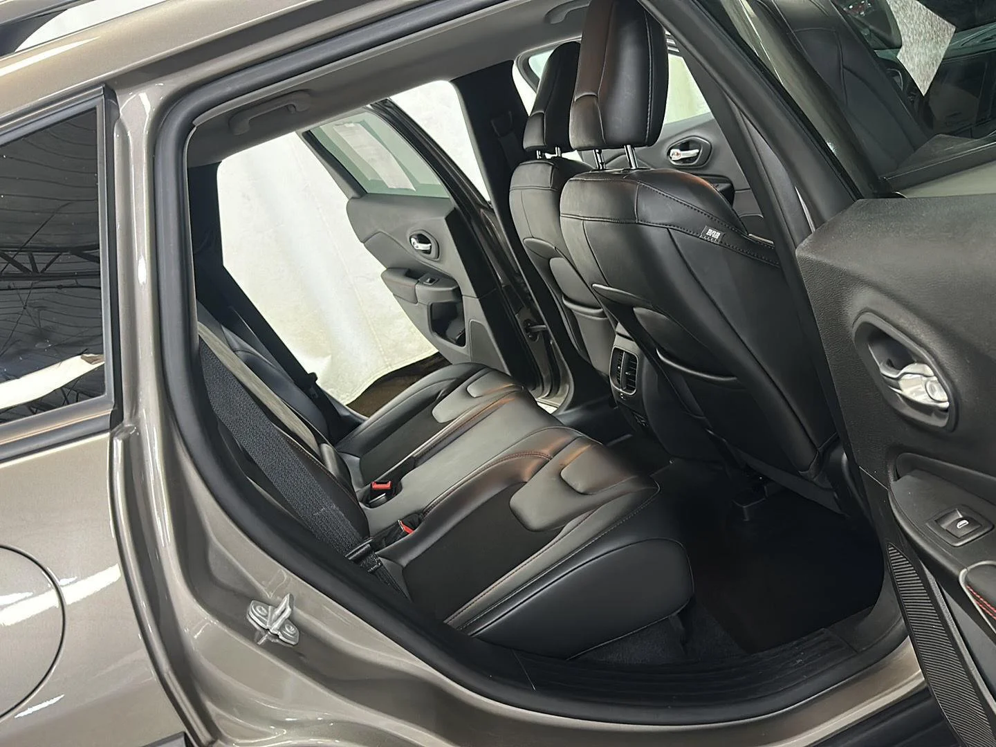 Used 2021 Olive Green Pearlcoat Jeep Trailhawk image 29