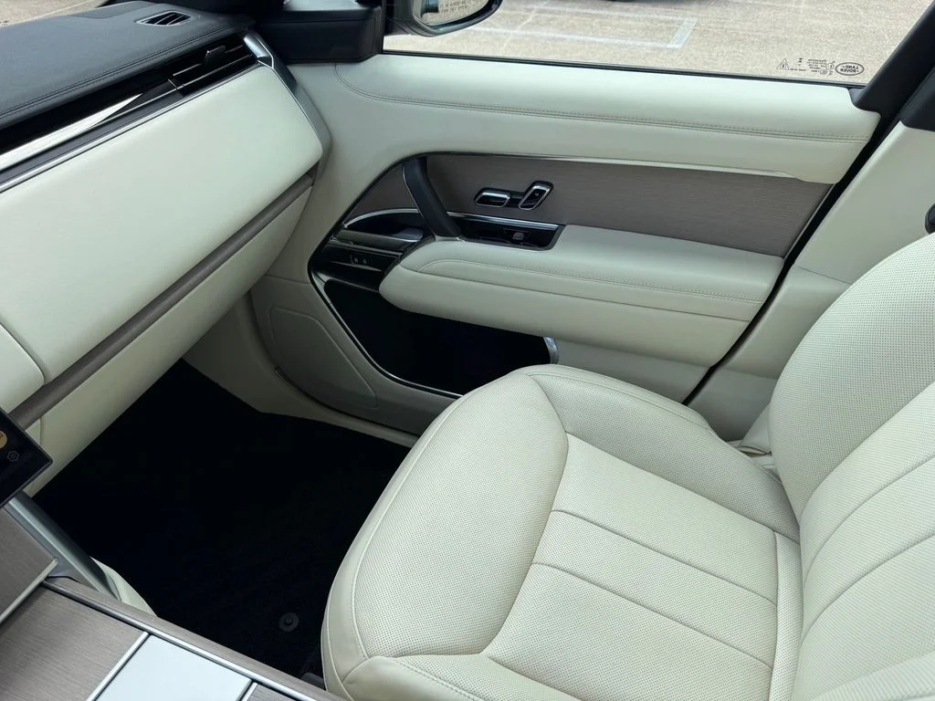 Used 2025 Belgravia Green Metallic Land Rover SE image 27