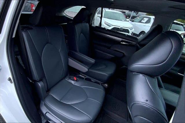 Certified Used 2025 WIND CHILL PEARL Toyota  image 19