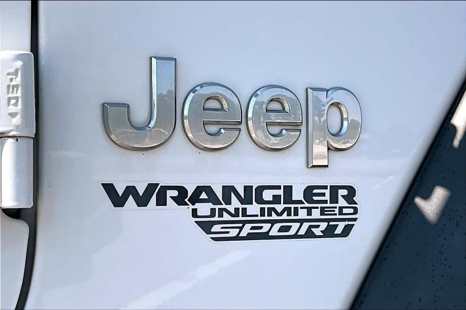 Used 2019 Bright White Clearcoat Jeep Sport S image 9