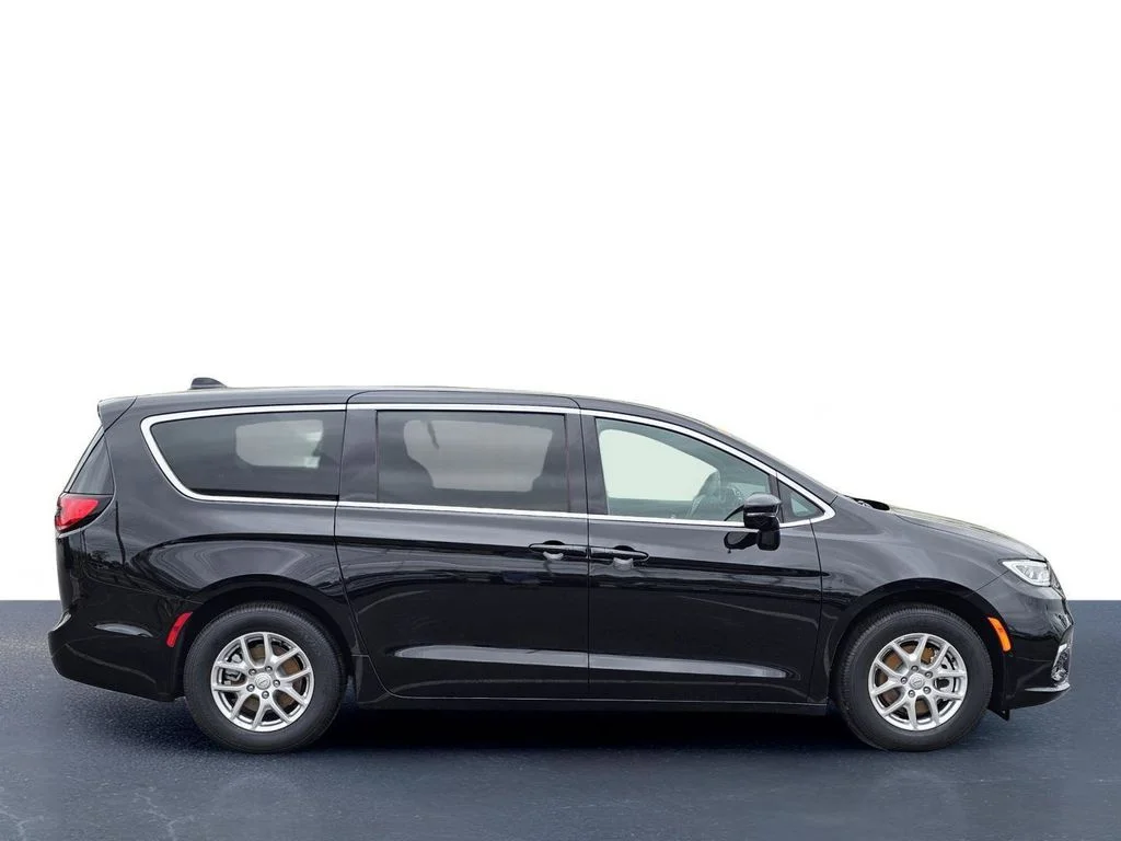 New 2026 Diamond Black Crystal Pearl-Coat Exterior Paint Chrysler Select image 7