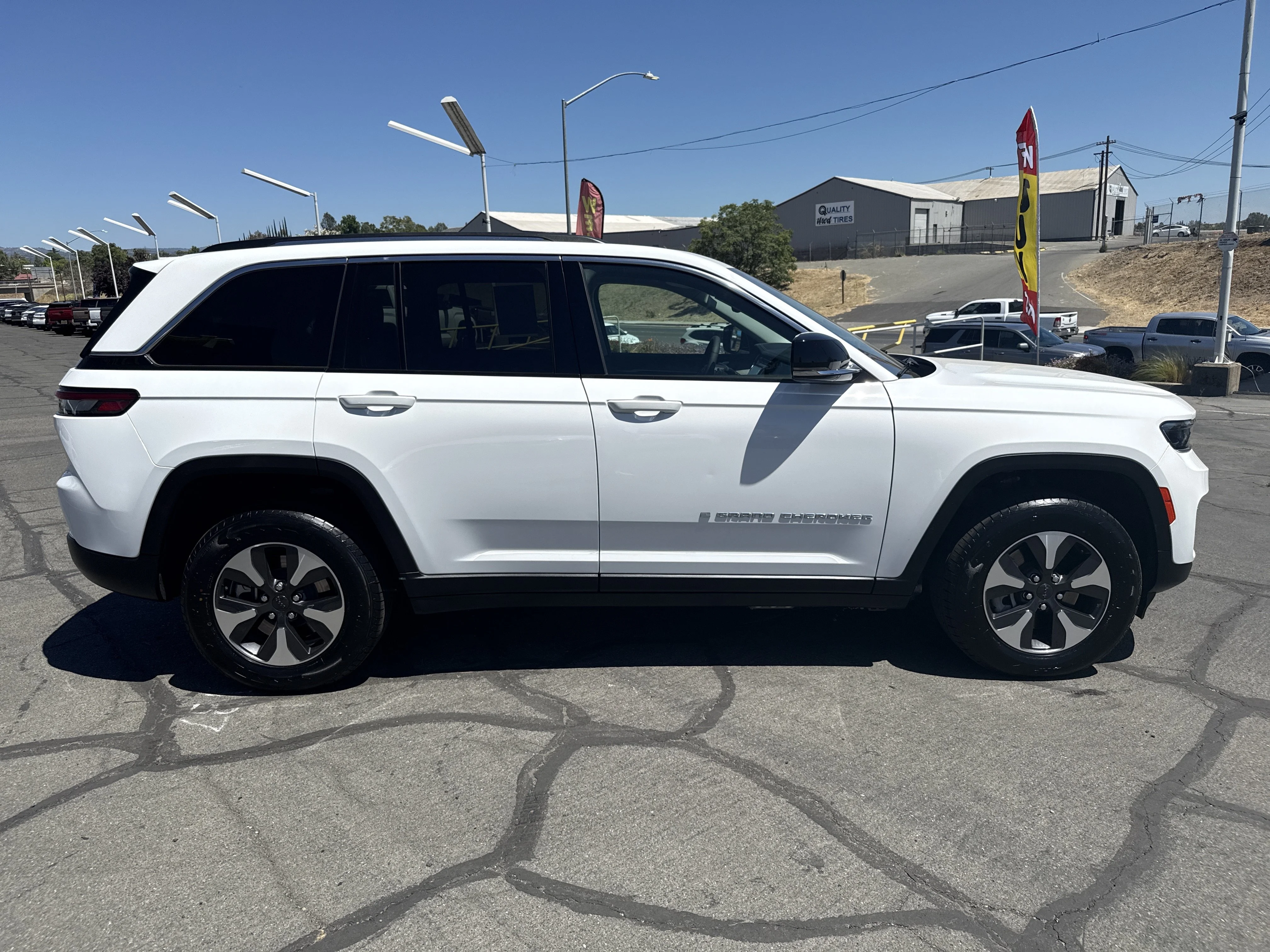 Used 2024 Bright White Clearcoat Jeep  image 6