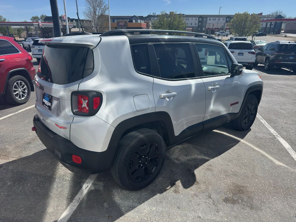 Used 2018 Glacier Metallic Jeep Trailhawk image 5