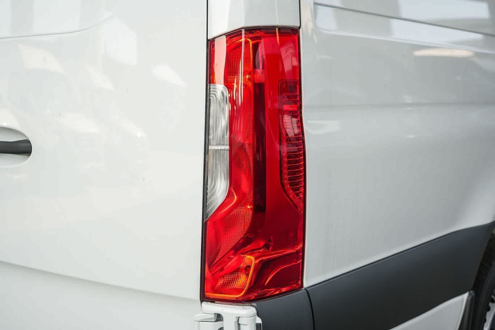New 2025 Arctic+White Mercedes-Benz Cargo 170WB High Roof 113kW Battery RWD HO Motor image 44