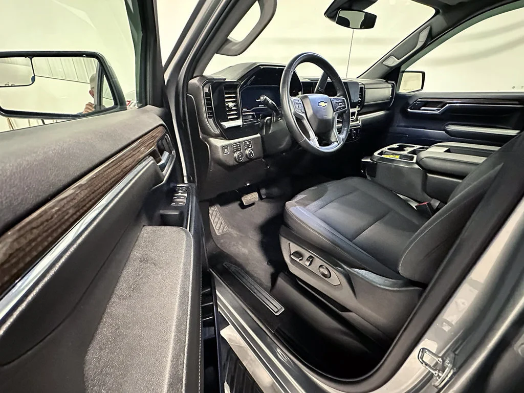 Used 2023 STERLING GRAY METALLIC Chevrolet LT image 19