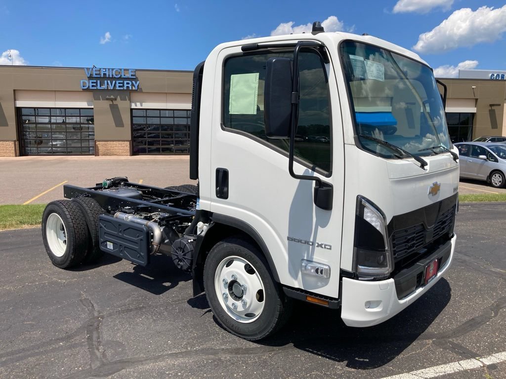 New 2025 Arc White Chevrolet 1WT image 6