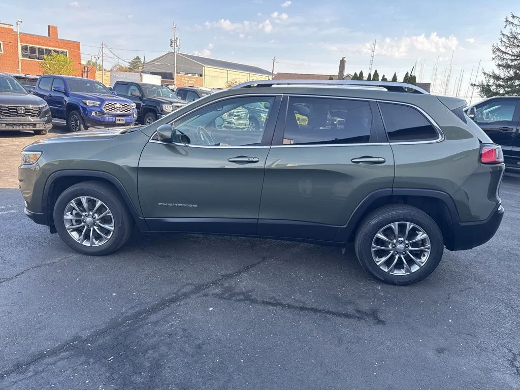 Used 2021 Green Jeep Latitude Lux image 12
