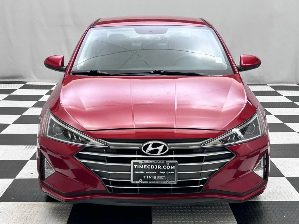 Used 2019 Red Hyundai SE image 3