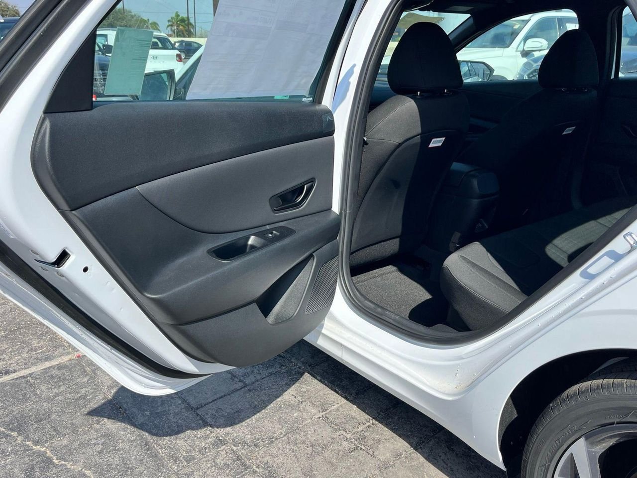 New 2025 White Hyundai SEL Sport image 16
