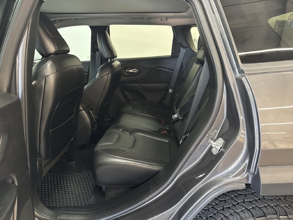 Used 2019 Crystal Metallic Jeep Trailhawk image 16