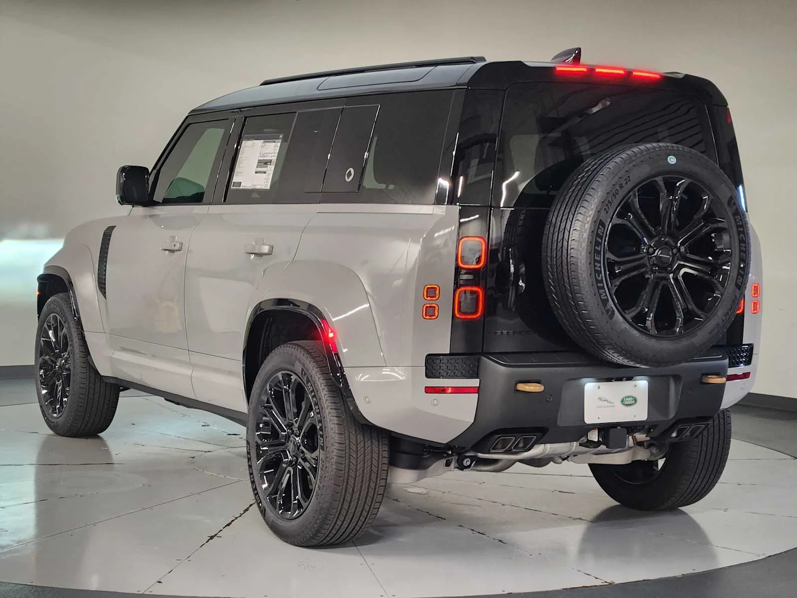 New 2026 Borasco Grey Metallic Land Rover OCTA image 12