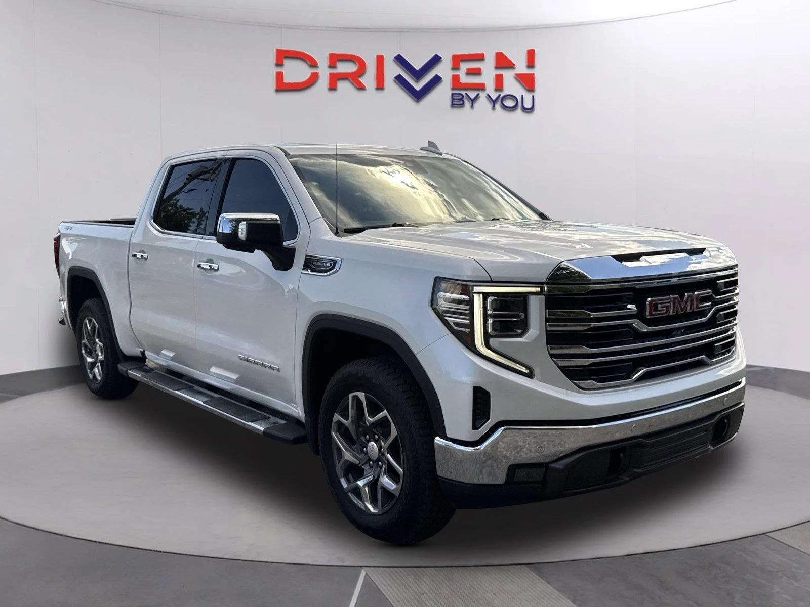 Used 2024 White Frost Tricoat GMC SLT image 1
