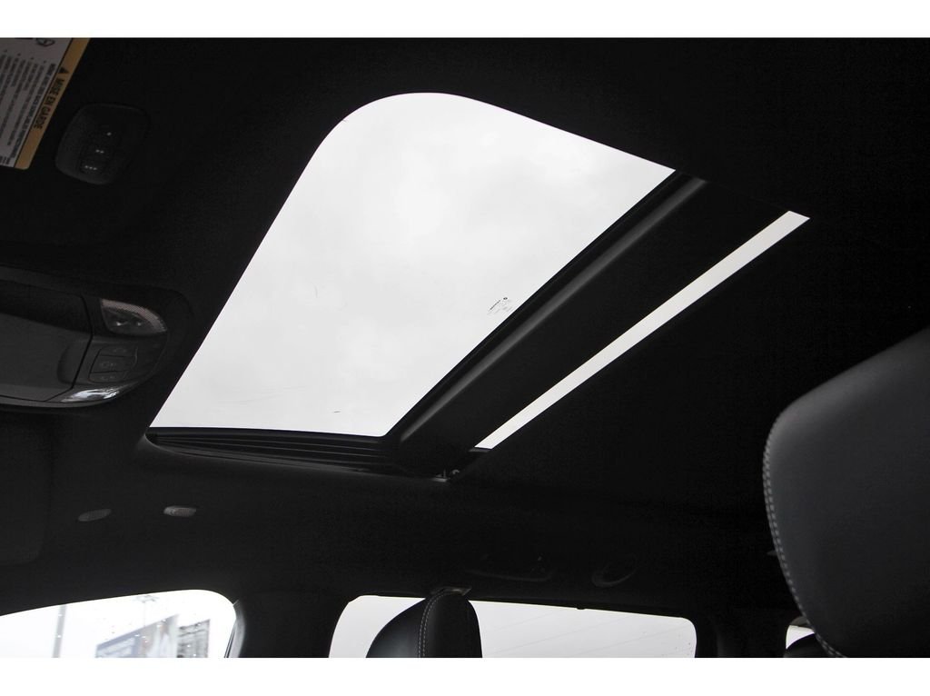 New 2027 Diamond Black Crystal Pearl-Coat Exterior Paint Chrysler Limited image 17