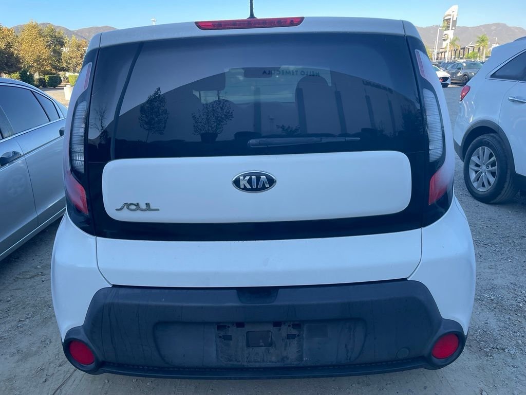 Used 2015 Clear White Kia Base image 9