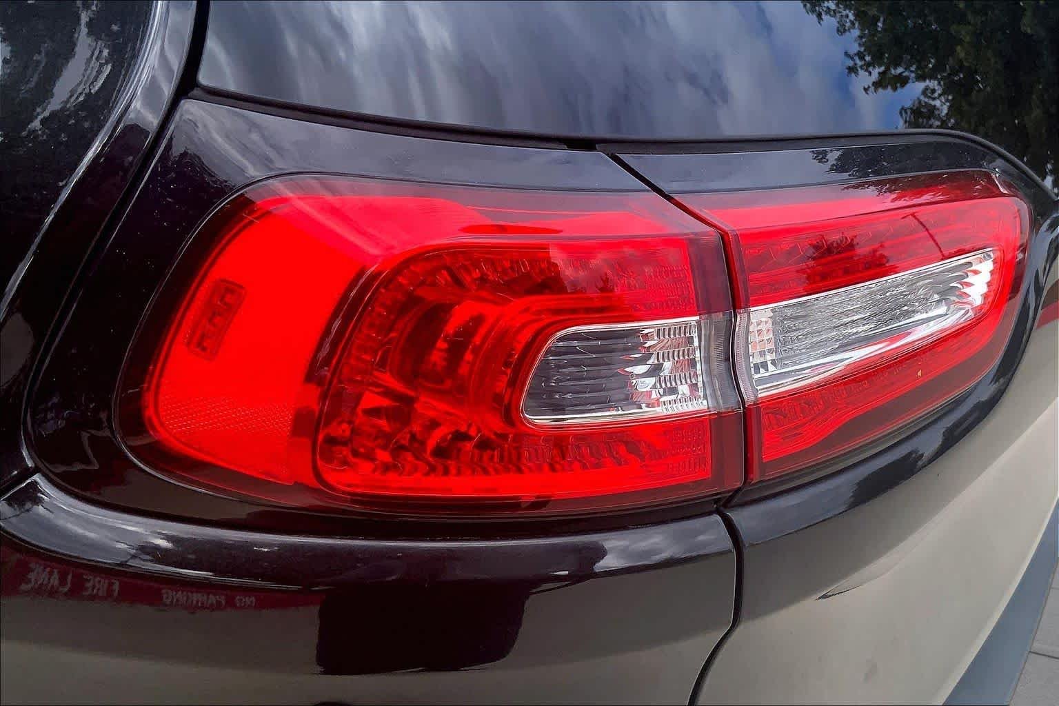 Used 2015 Brilliant Black Crystal Pearlcoat Jeep Latitude image 28