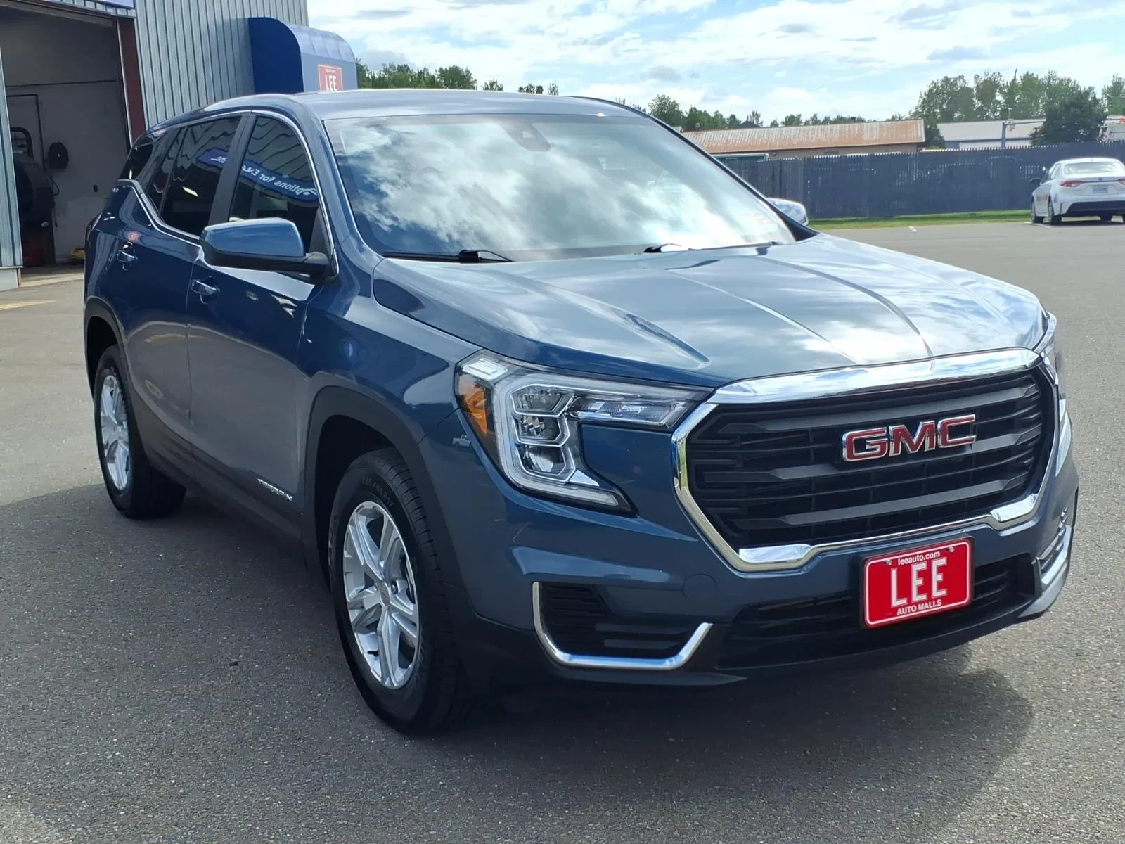 Used 2024 Downpour Metallic GMC SLE image 3