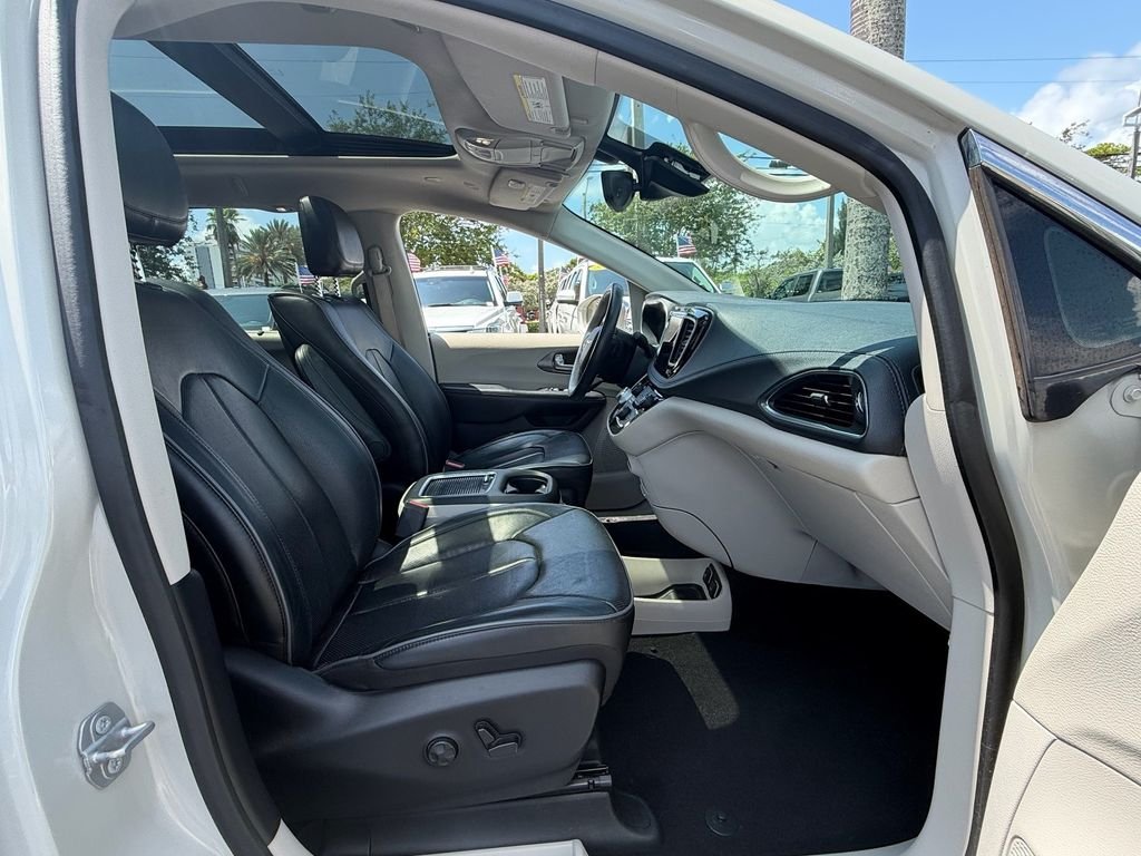 Used 2019 White Chrysler Limited image 20