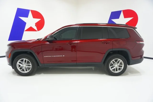 Used 2025 VELVET RED PRLC Jeep Laredo image 11