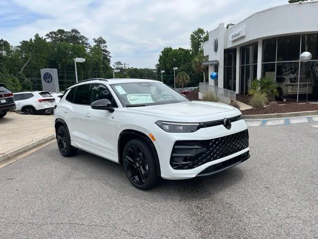 2026 Volkswagen Tiguan 2.0T SE R-Line Black's photo