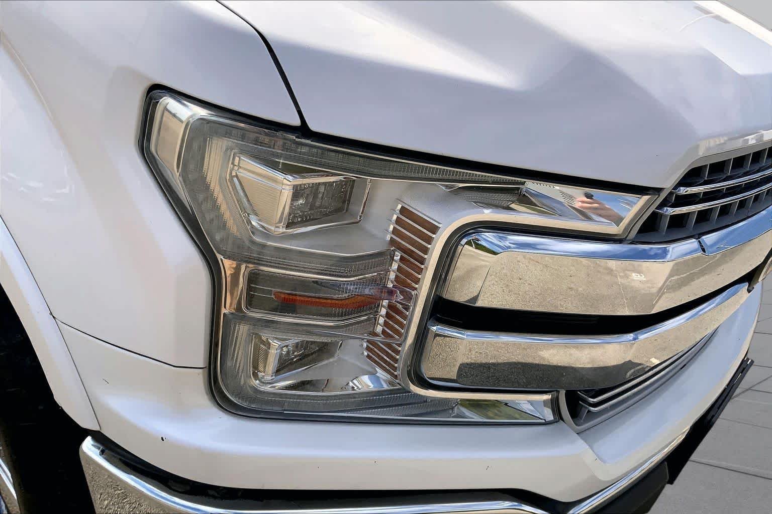 Used 2019 White Platinum Metallic Tri-Coat Ford LARIAT image 28