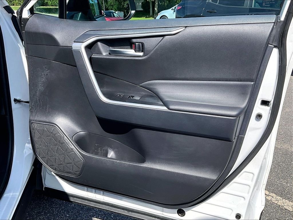 Used 2025 White Toyota XLE image 12