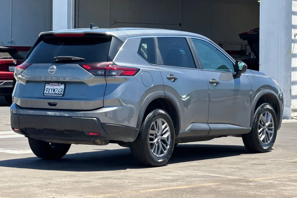 Used 2024 Gray Nissan S image 4