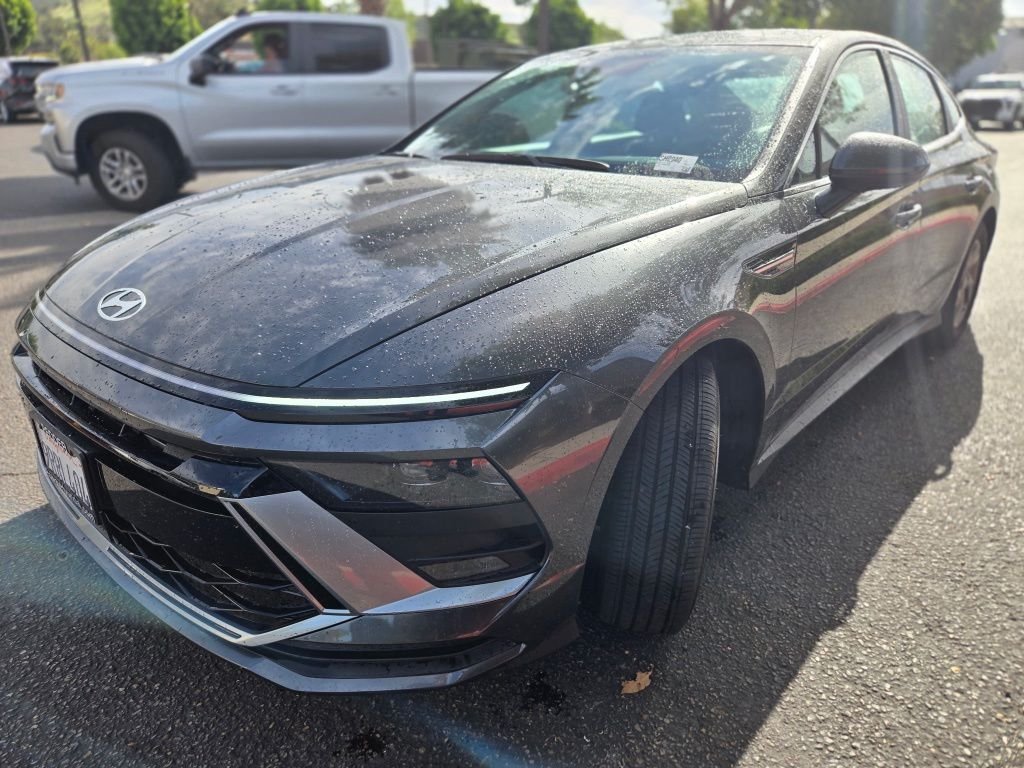 Used 2025 Gray Hyundai SE image 5