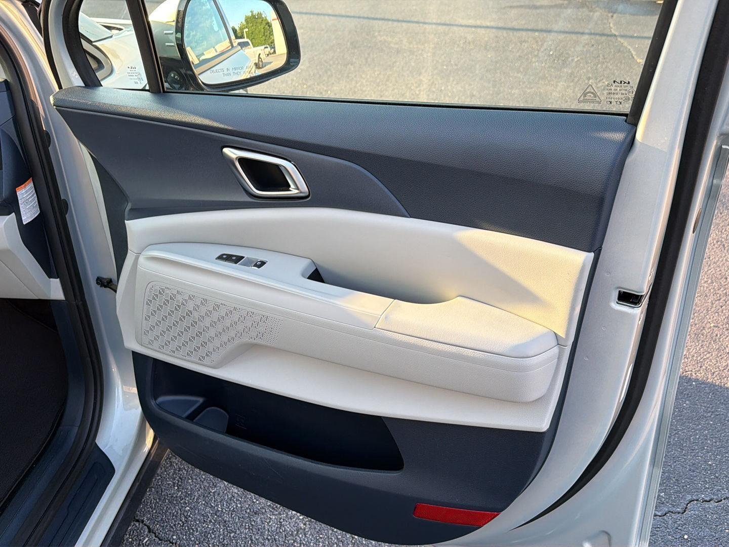 Used 2025 Ivory Silver Gloss Kia SX image 14