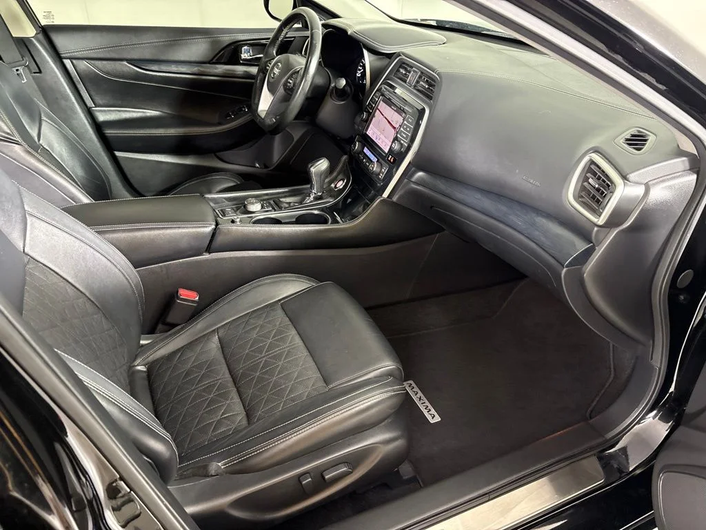 Used 2020 Black Nissan Platinum image 16