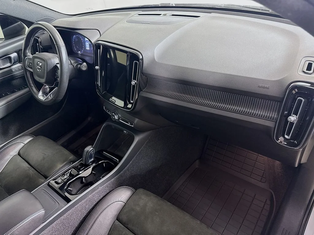 Used 2021 Glacier Silver Metallic Volvo R-Design image 30