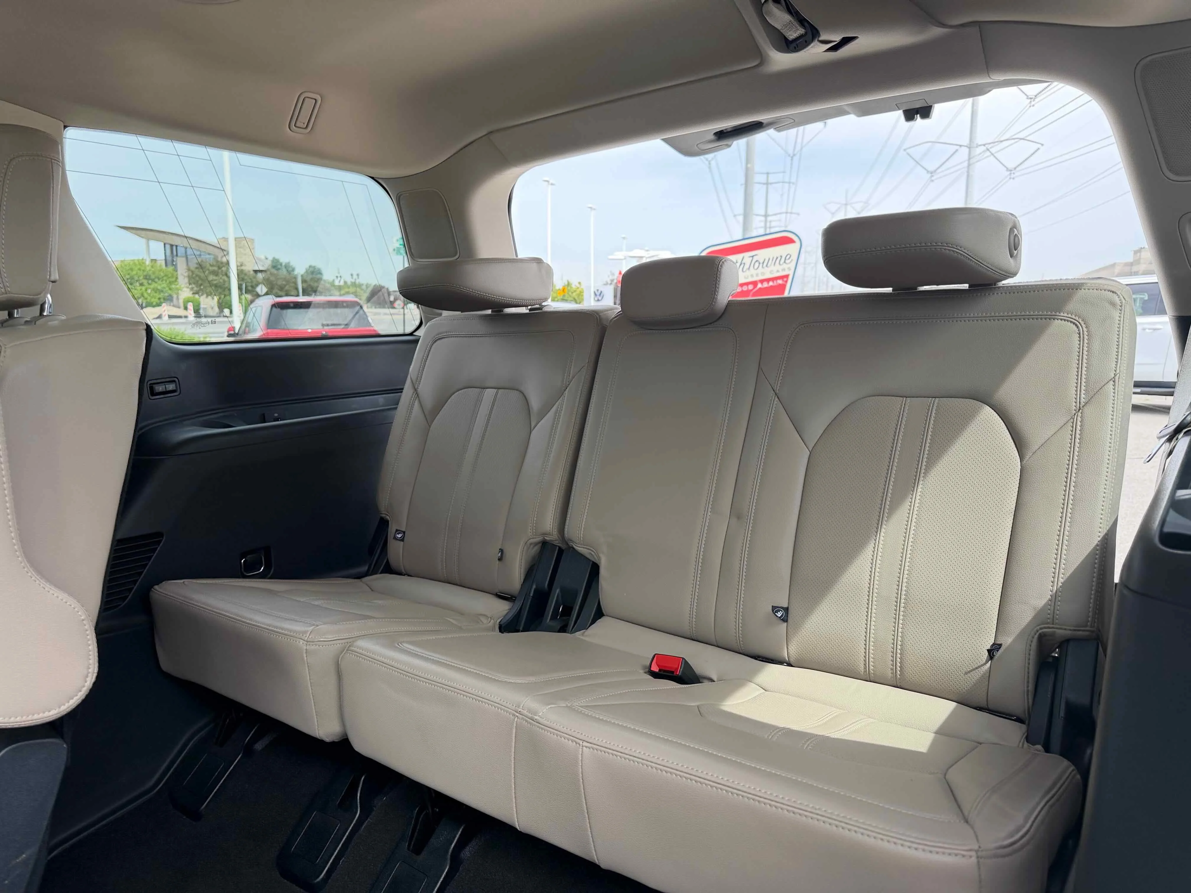 Used 2023 White Metallic Ford Limited image 29