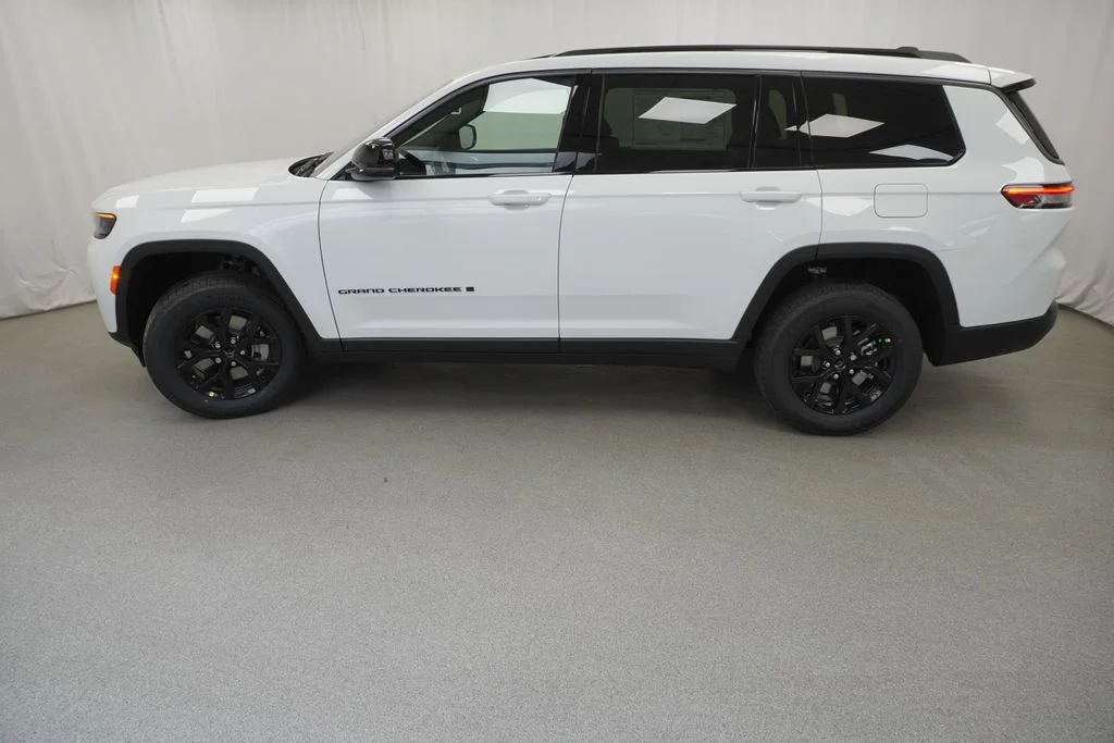 New 2026 Bright White Clear-Coat Exterior Paint Jeep Laredo image 14