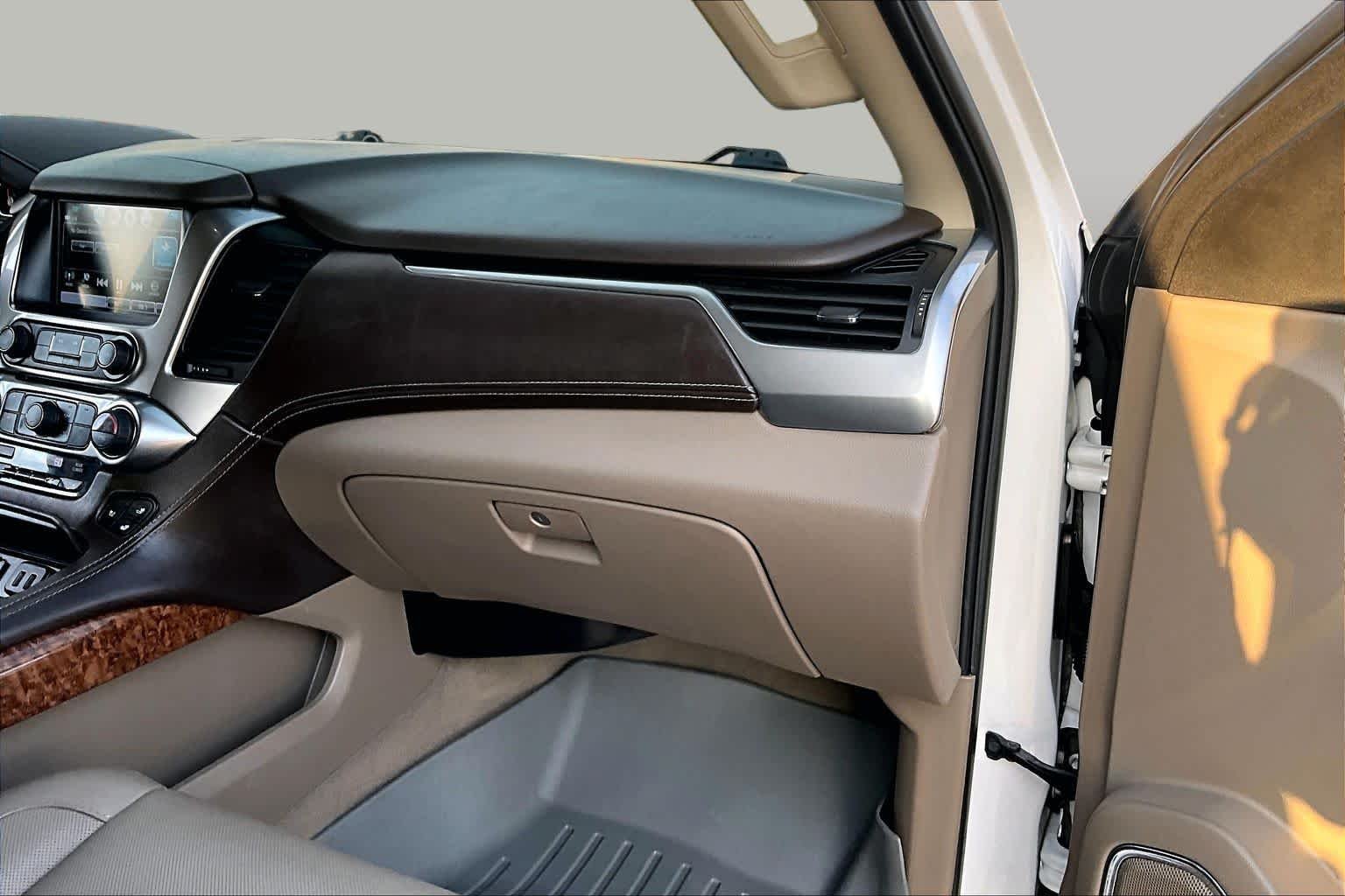 Used 2019 Iridescent Pearl Tricoat Chevrolet Premier image 19