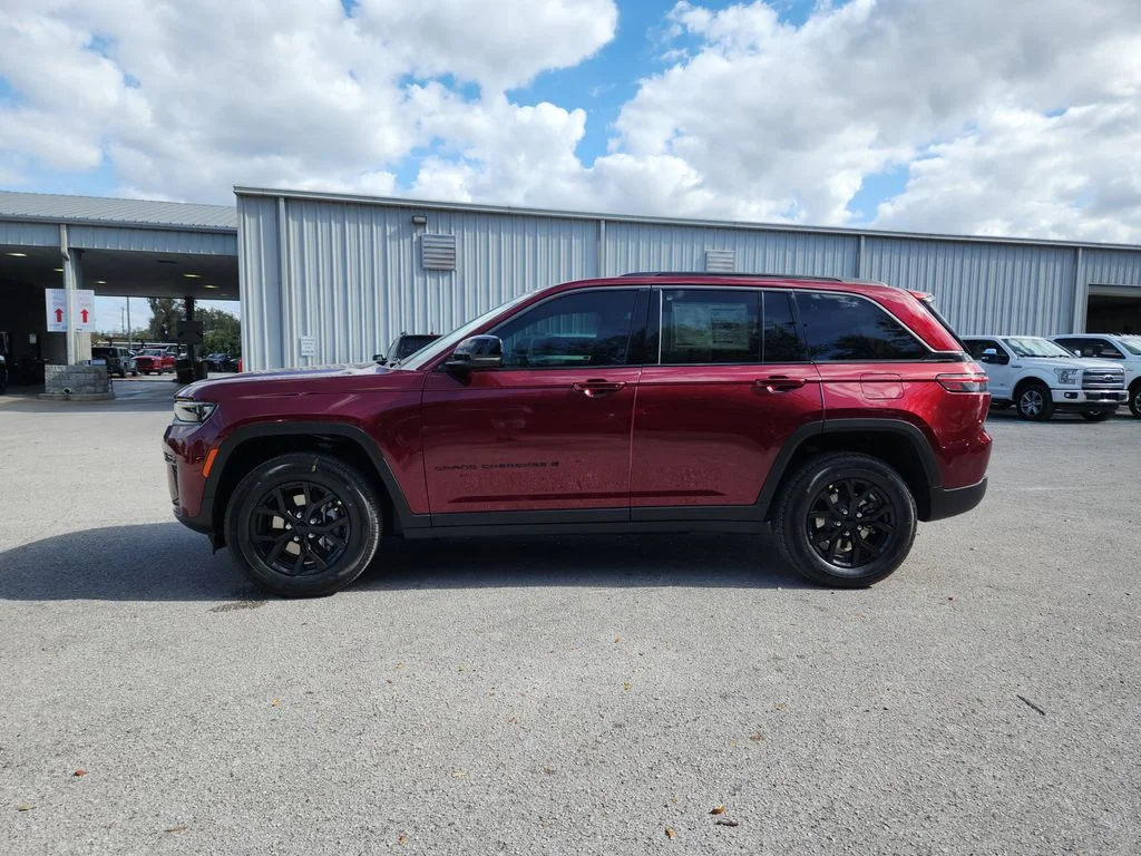 New 2026 Velvet Red Pearl-Coat Exterior Paint Jeep Altitude image 6