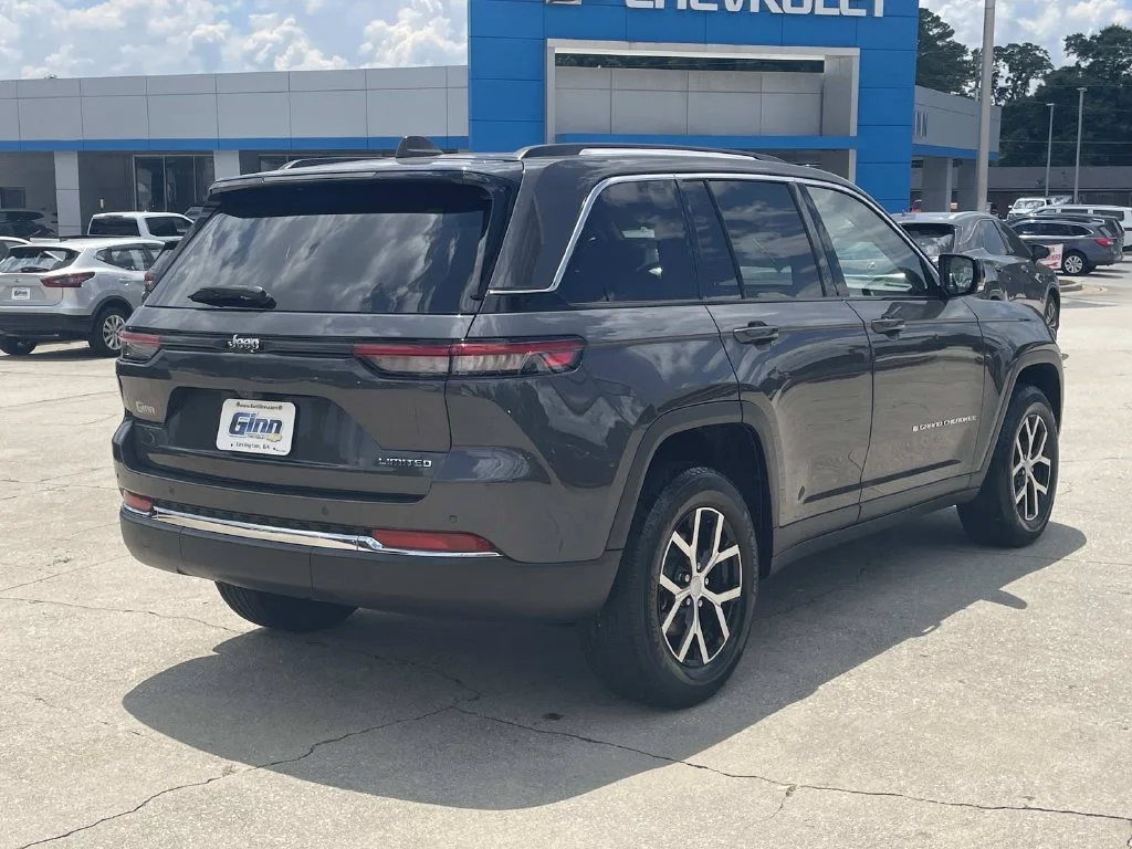 Used 2023 Gray Jeep Limited 4x2 image 4