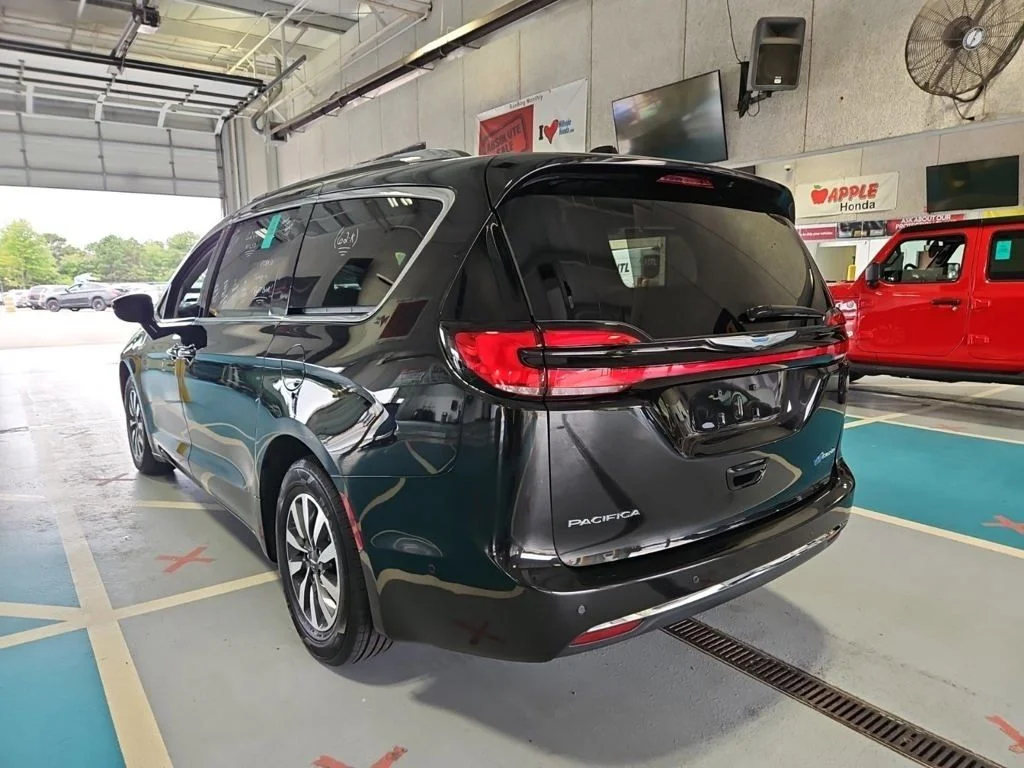 Used 2021 Black Chrysler Touring L image 7