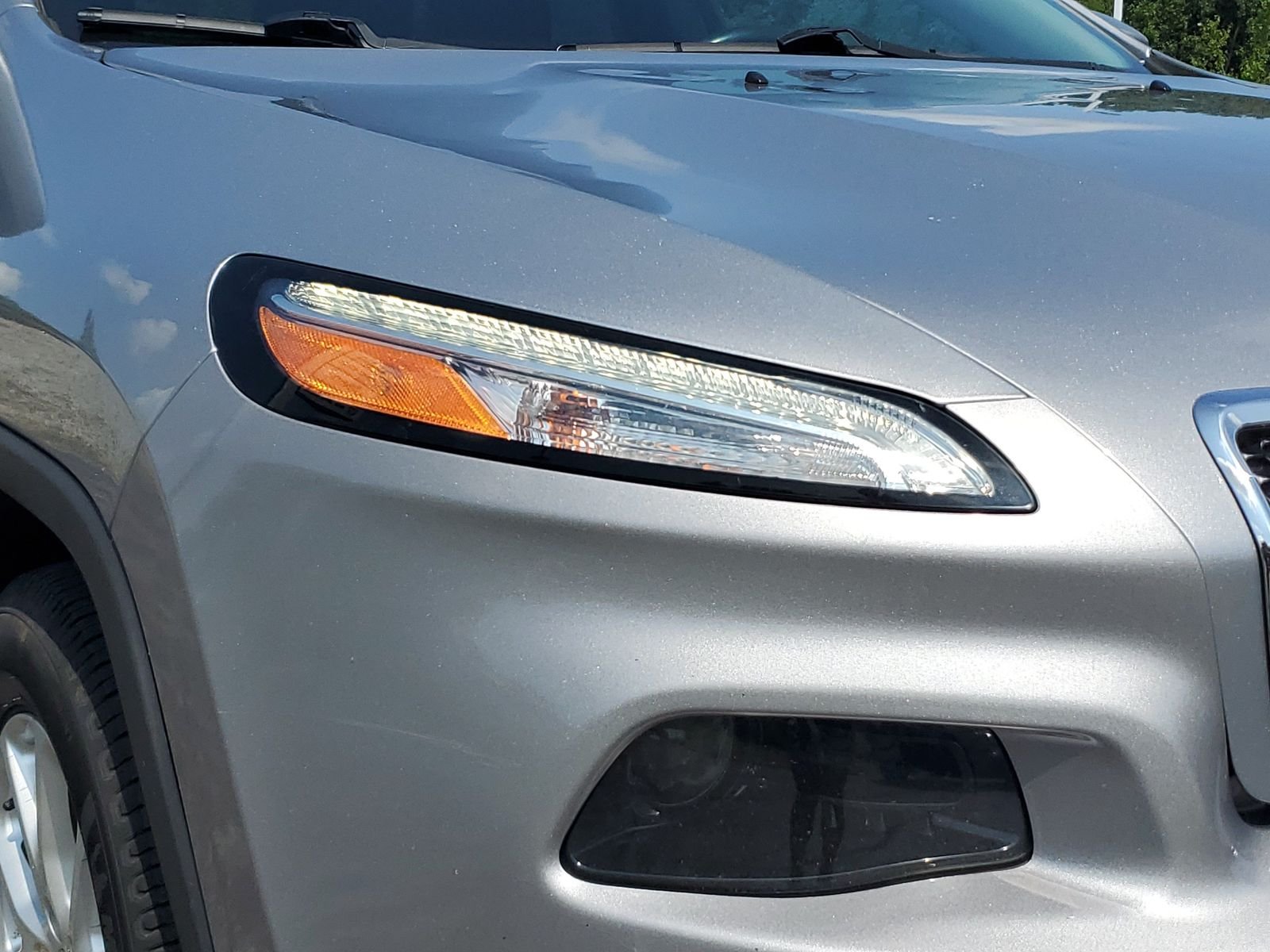 Used 2015 Silver Jeep Latitude image 25