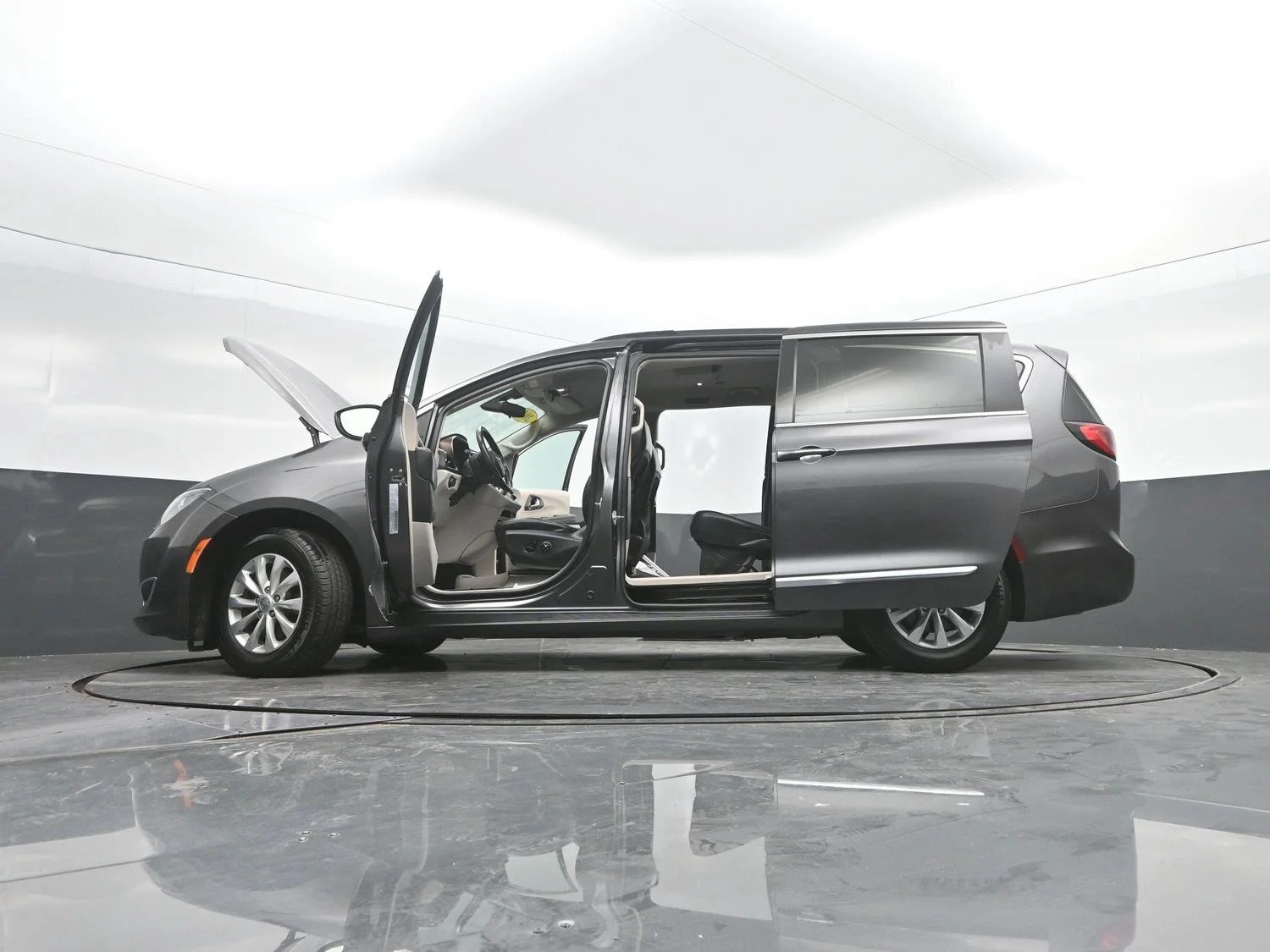 Used 2017 Granite Crystal Metallic Clearcoat Chrysler Touring-L image 47