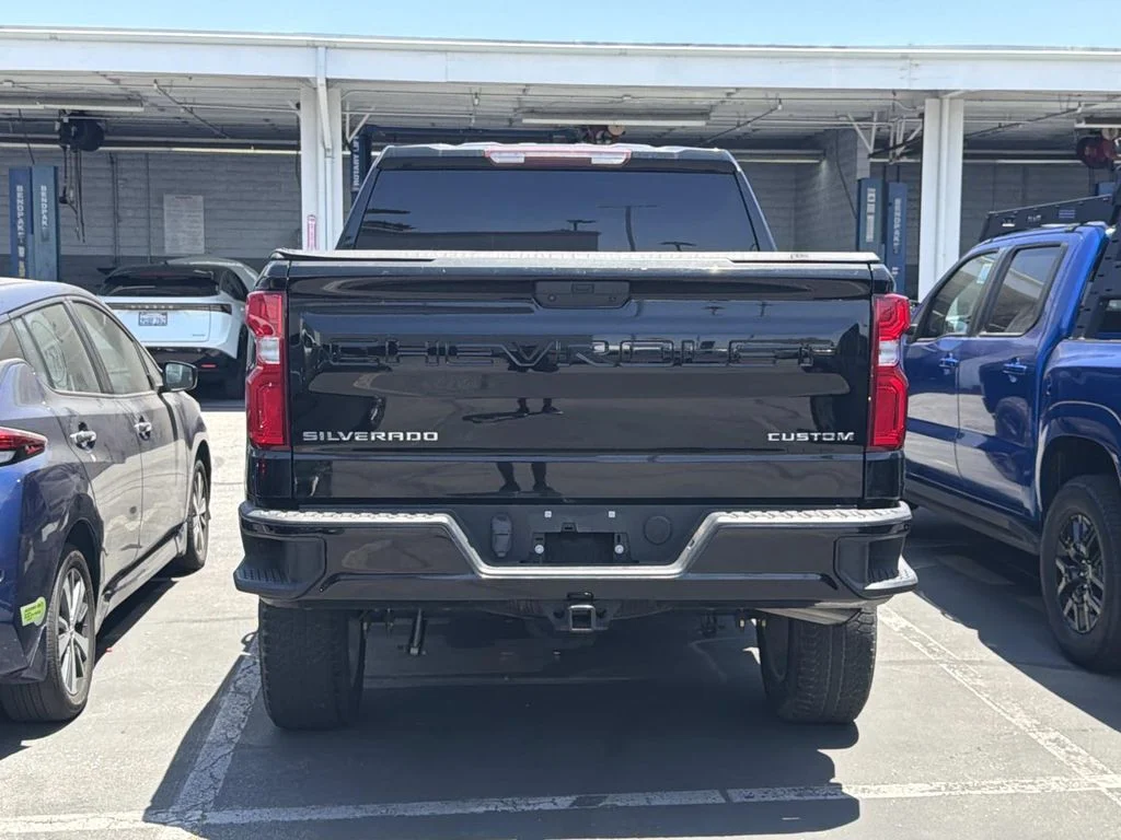 Used 2020 BLACK Chevrolet Custom image 3