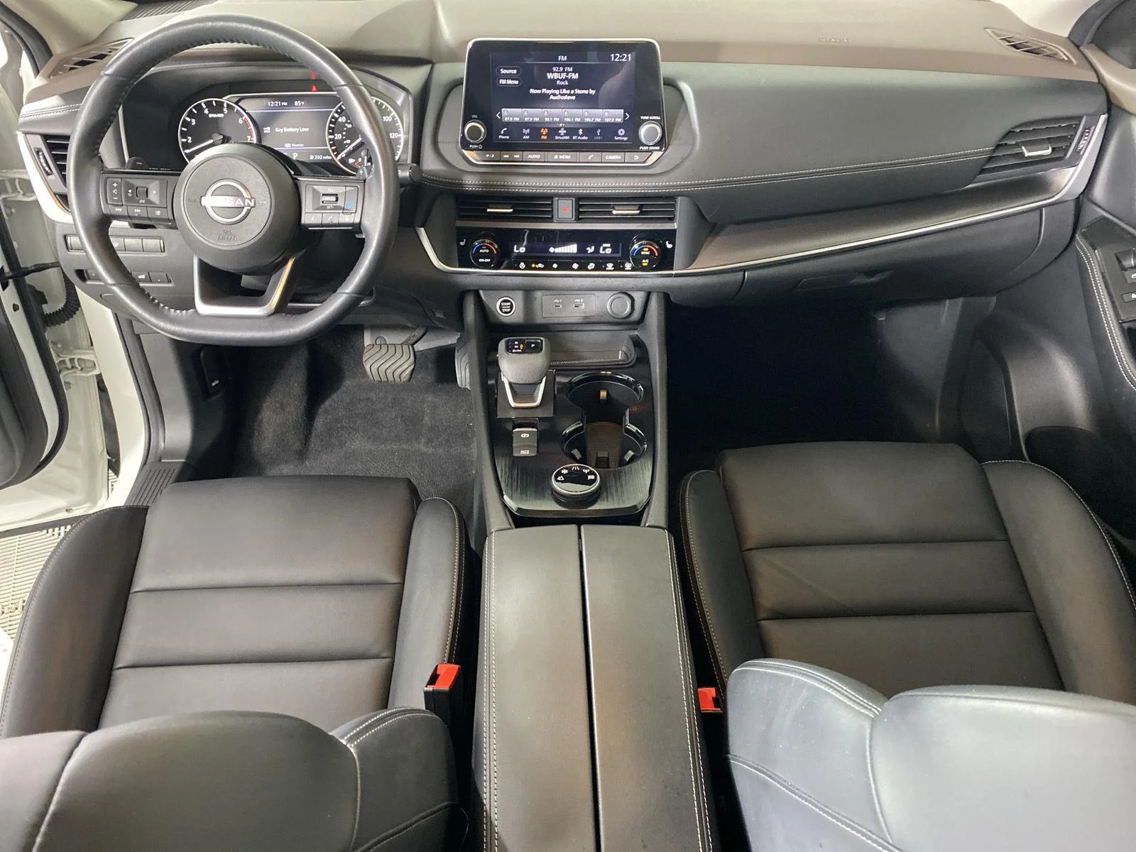 Used 2023 Pearl White Tricoat/Super Black Nissan SV image 25